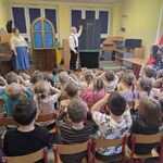 Przed dziećmi stoi dwoje aktorów_ pan aktor zapisuje kredą na tablicy temat spektaklu.