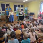 Aktorzy odgrywają scenkę z bajki o Warsie i Sawie.