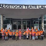 Grupa dzieci stoi przed Białostockim Teatrem Lalek.