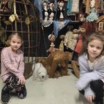 Dwie dziewczynki przykucnęły przy dwóch pieskach.