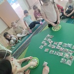 Dziewczynka liczy monety