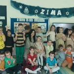 Grupowe zdjęcie z Panią Justyna, dzieci trzymają w rękach swoje bransoletki. 