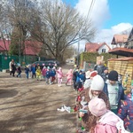 Dzieci z grupy trzeciej i czwartej ruszają na wspólny pochód_ w dłoniach trzymają papierowe ozdoby_ 