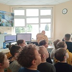 Przedszkolaki zwiedzają Stanowisko Kierowania JRG.