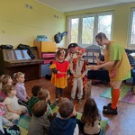 Pippi gra na drewienkach z Tygryskiem i Kubusiem.
