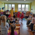 Pippi maszeruje z Krasnalami.