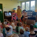 Gumisie podskakują z Pippi.