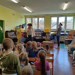 Przed przedszkolakami występuje Pippi i dwóch Piratów.
