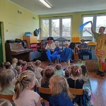 Pippi tańczy ze Smerfami.