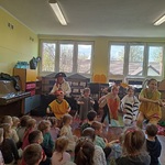 Pippi tańczy z postaciami z Madagaskaru.