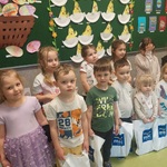  Uczestnicy konkursu trzymają w rękach nagrody 