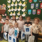  Uczestnicy konkursu trzymają w rękach nagrody 