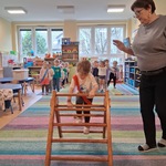 Dziewczynka wspina się po drabince_