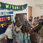 Grupka dzieci słucha utworu granego na organach.