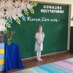 Marcelina z gr. 3 recytuje wiersz 
