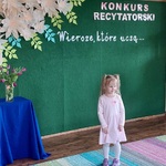 Alicja z 1 grupy recytuje wiersz 