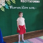 Marcelina z gr 4 recytuje wiersz