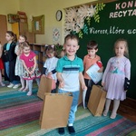 Oliwier z uśmiechem odbiera nagrodę 