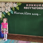 Alicja z grupy III recytuje wiersz