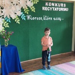 Daniel z gr. 2 recytuje wiersz 
