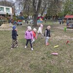 Kilkoro dzieci obserwuje miejsce_ gdzie spadły samoloty zrobione z papieru.