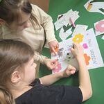 dziewczynki rysują kartkę urodzinową.