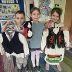 troje dzieci prezentuje z pacynką kotka stroje podlaskie.