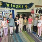 grupa dzieci prezentuje kartkę urodzinową.