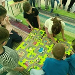 BOF 5 Kilkoro dzieci układa na podłodze duże puzzle.jpg