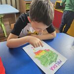 Chłopiec wskazuje na mapę Polski pokolorowaną wg podanych kodów.
