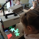 Dziewczynka bada zjawisko fluorescencji.