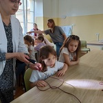  Dziewczynki obserwują działanie światłowodu.