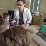 Przedszkolaki doświadczają jak można zobaczyć dźwięk.
