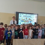 Grupa przedszkolaków pozuje z pracownikami Zakładu Biofizyki Medycznej UMB.