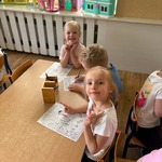 Dzieci wykonuja prace plastyczną.