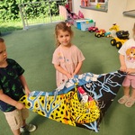 chłopiec i dwie dziewczynki stoją_ w dłoniach trzymają latawiec_