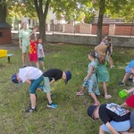 Dzieci w parach podają sobie kostkę.