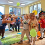 Dzieci bawią się  balonami.