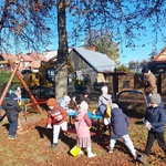 Dzieci grabią liście