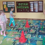 Dwoje dzieci niesie do celu kasztany