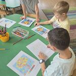 Dzieci kolorują wg kodu obrazki przedstawiające drzewo.