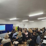 sala szkoleniowa a na niej wielu ludzi