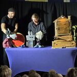 Na scenie znajdują się dwaj przyjaciele i robot.