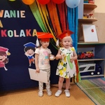 dwie dziewczynki pod tablicą z napisem pasowanie na przedszkolaka