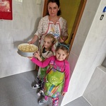 4. Pani z dwiema dziewczynkami trzyma tortownicę z ciastem..jpg