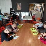 Kolejna grupa dzieci przy stole koloruje książeczkę z legendą o powstaniu naszego miasta 8.jpg