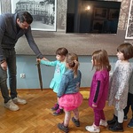 Kolejne dzieci z rzędu trzymają w ręce rycerski miecz   6.jpg