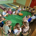 7. Grupa dzieci siedzi przy stole i je starkowana marchewkę z jabłkiem..jpg