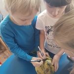 przedszkolaki  rysują po dyni markerem