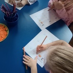dzieci wykonują dyniowe karty pracy